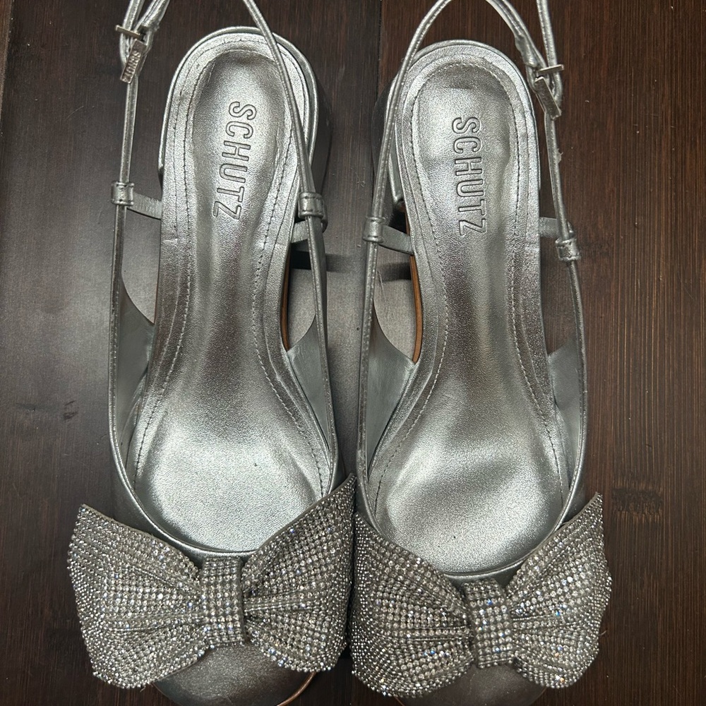 Worn ONLY once SCHUTZ Dorothy Bow Leather Pump. Very cute and comfy ❤️🌺❤️